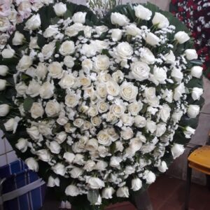 Coroa de Flores Coração de Rosas 24h