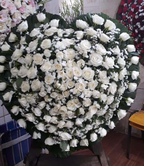 Coroa de Flores Coração de Rosas 24h